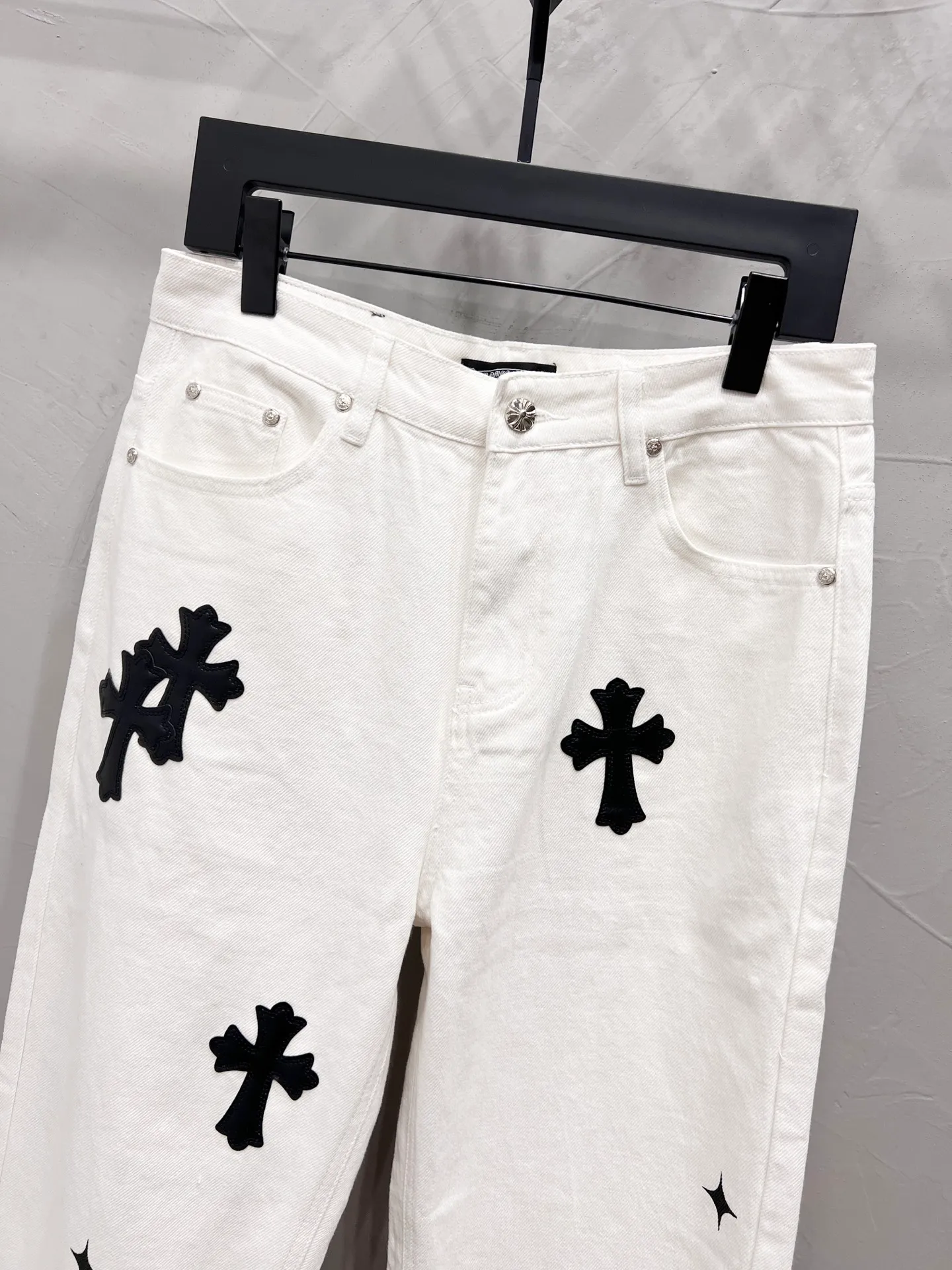P210 Style number: [M935] Chrome hearts & Chrome hearts 25ss black leather white pants cross patch leather jeans CH Chrome hearts double knee cross patch leather bo1 version logging pants straight work pants B136 Chrome hearts cross Sanskrit overalls Price 24W level, patch cross flower embellishment, high waist washed jeans! ! Absolutely high-end luxury products, 1.9W level god-level single products, super popular products, made by top heavy industry, not to be missed. About Zangyin, this is an extremely luxurious fashion brand, which can also be called the nobles of the high street. It has always been an exclusive brand of some hipsters or rich second generation. Compared with ordinary high streets, it is more luxurious and noble. Compared with luxury brands, it has a more fashionable personality and has always been a brand that I have a special liking for. Imported yarn is custom-woven into a high-density twill canvas. While ensuring a stiff silhouette, the fabric feels very delicate. It follows the B01 classic silhouette. The upper body is stiff and stylish. The ready-made garments are stone-ground and fermented and can be matched with any style. Buttons and zinc-brushed washables are genuine YKK retro metal products. Double-layered canvas on the front. Perfect details. All hardware is perfect. Size: 30-32-34-36 Color: white pants and black leather